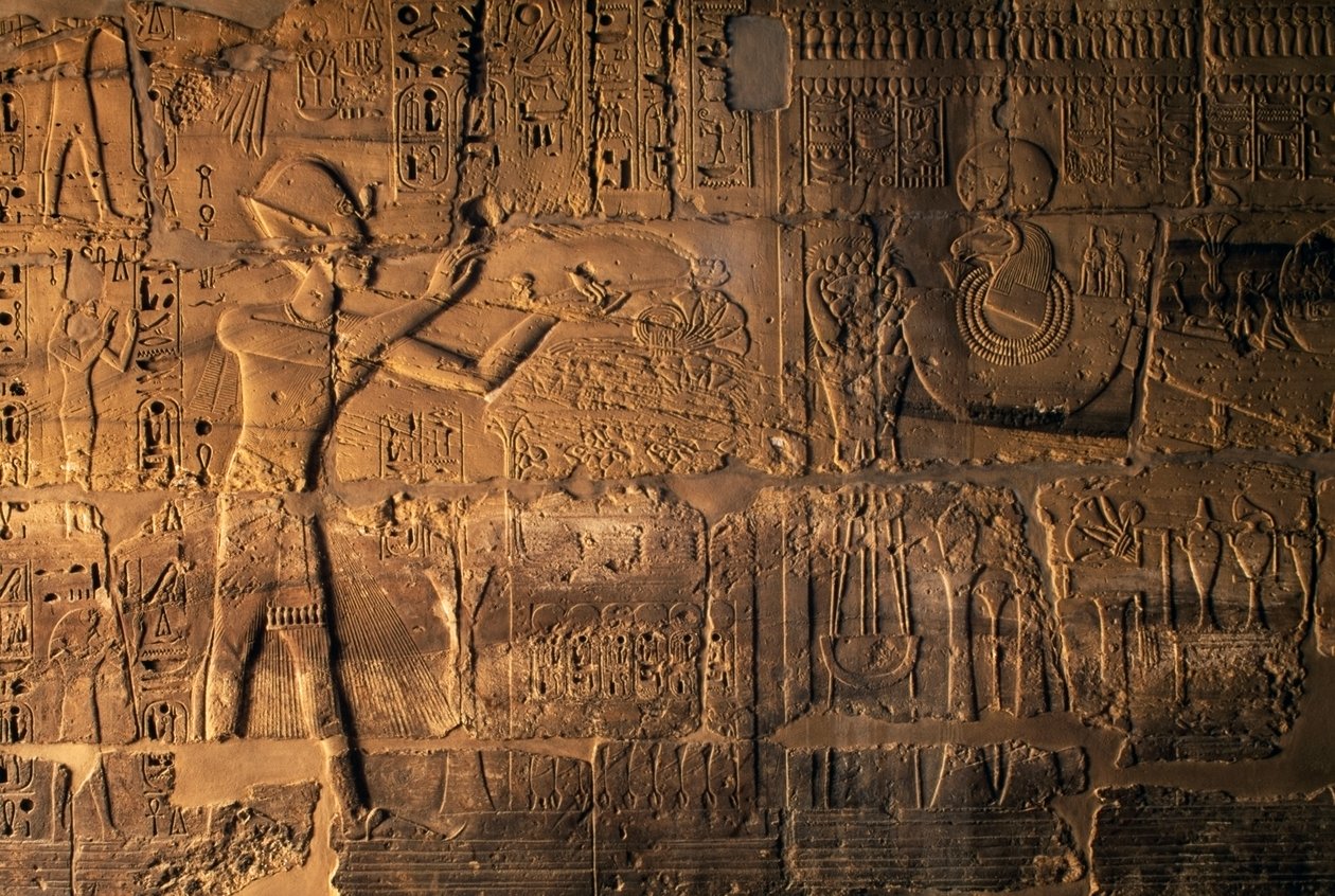 Ramesses II uhraa pyhän veneen edessä, Karnak, Egypti (reliefi). tekijältä Egyptian 19th Dynasty
