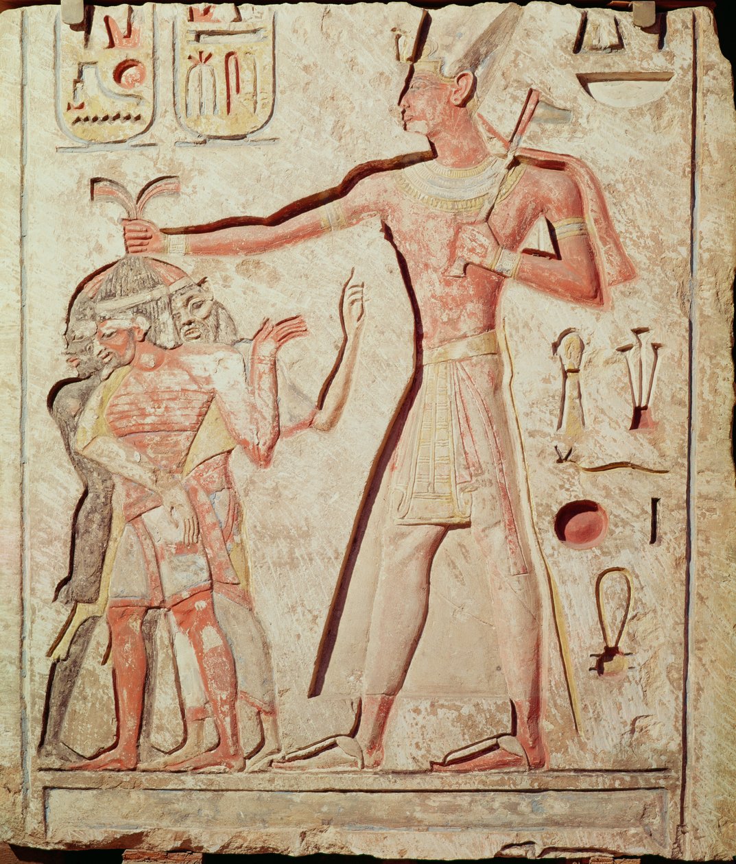 Ramses (1279 - 1213 eaa.) lyömässä vihollisiaan (maalattu kalkkikivireliefi, 19. dynastia). tekijältä Egyptian 19th Dynasty