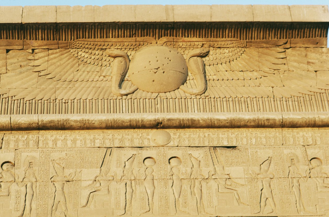 Reliefi, eteläinen ptolemaiolaisportaali, Amunin temppeli, Karnakin temppelikompleksi (Unescon maailmanperintöluettelo). tekijältä Egyptian 19th Dynasty