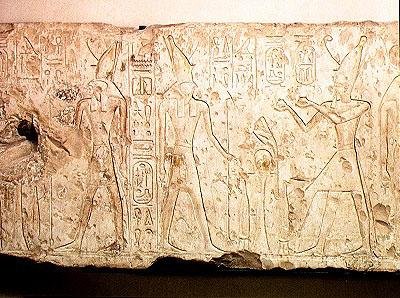 Reliefi, jossa Ramesses II (1279-1213 eaa.) tekee rituaalisia uhreja Osiriksen perheelle, oikean puolen yksityiskohta, jossa Ramesses tarjoaa kaksi viinipulloa Horukselle, Abydosista, Uusi valtakunta (kalkkikivi). tekijältä Egyptian 19th Dynasty