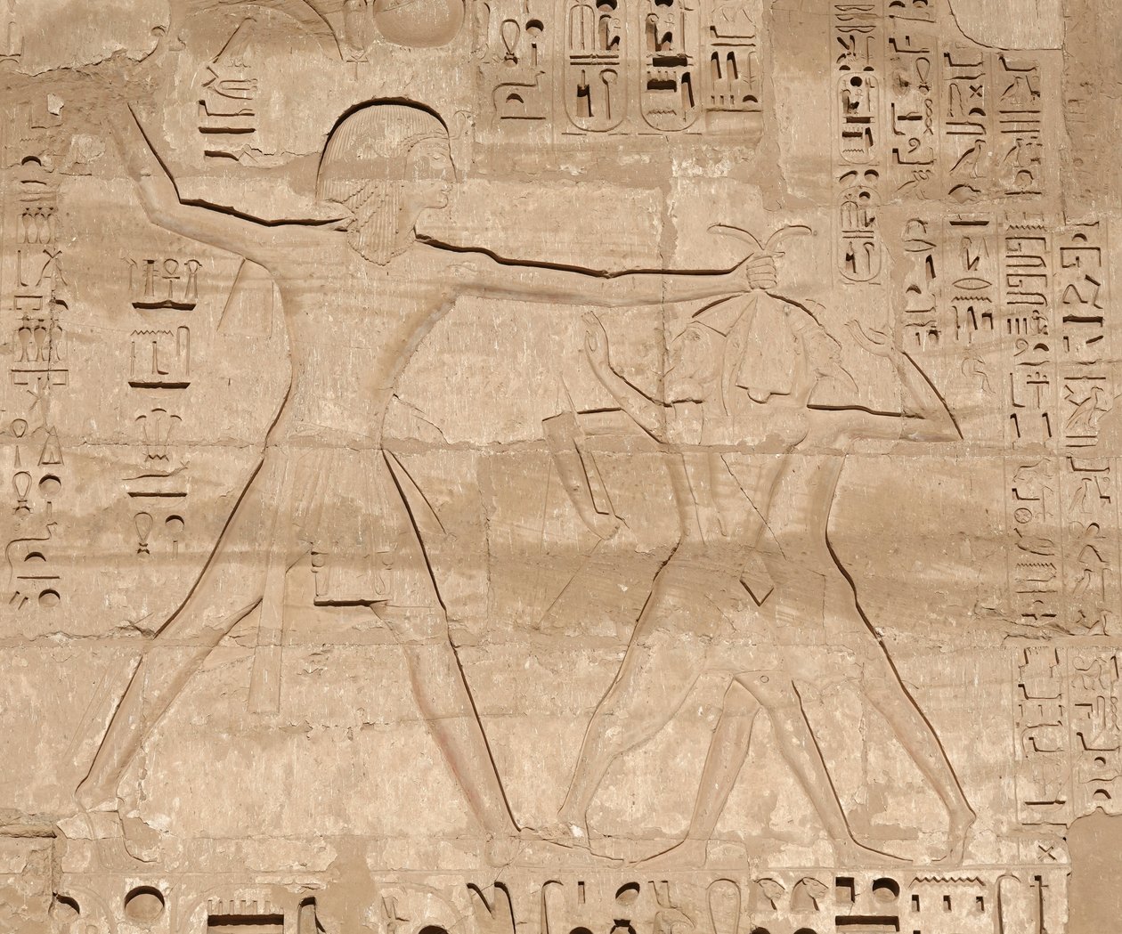 Vihollisten joukkomurhan kohtaus, Horuksen temppeli, Edfu tekijältä Egyptian 19th Dynasty