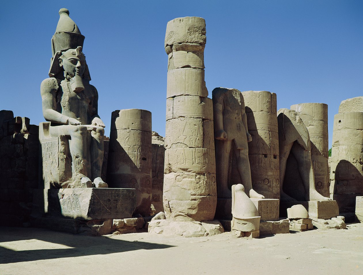 Ramses II:n (n. 1279-1213 eKr.) istuva patsas Peristyle Courtissa, Uudessa kuningaskunnassa tekijältä Egyptian 19th Dynasty