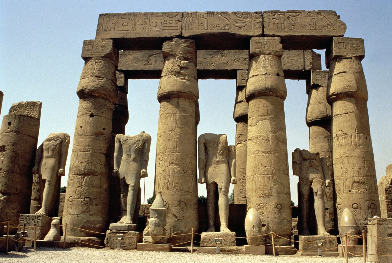Ramses II:n (1298-32 eKr.) patsaat ja papyrussilmupylväät Peristyle Courtissa, Uudessa kuningaskunnassa, noin 1297-1185 eaa. tekijältä Egyptian 19th Dynasty