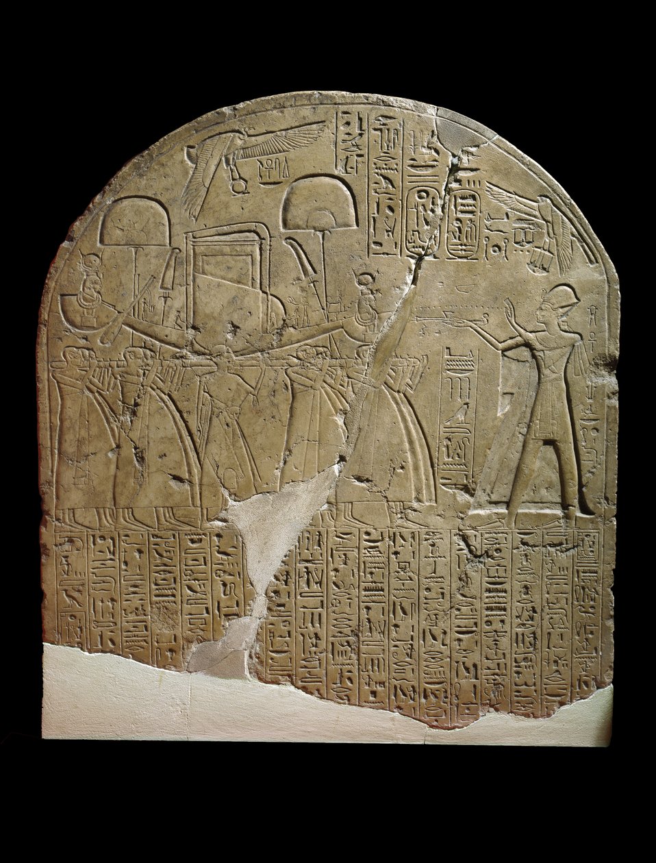 Koptoksen Ramses II:n temppeleiden töiden valvojan Isikselle omistettu Stela, joka kuvaa kuningasta, joka uhraa suitsukkeita Isisin pyhään veneeseen pappien kuljettamana (kalkkikivi) tekijältä Egyptian 19th Dynasty