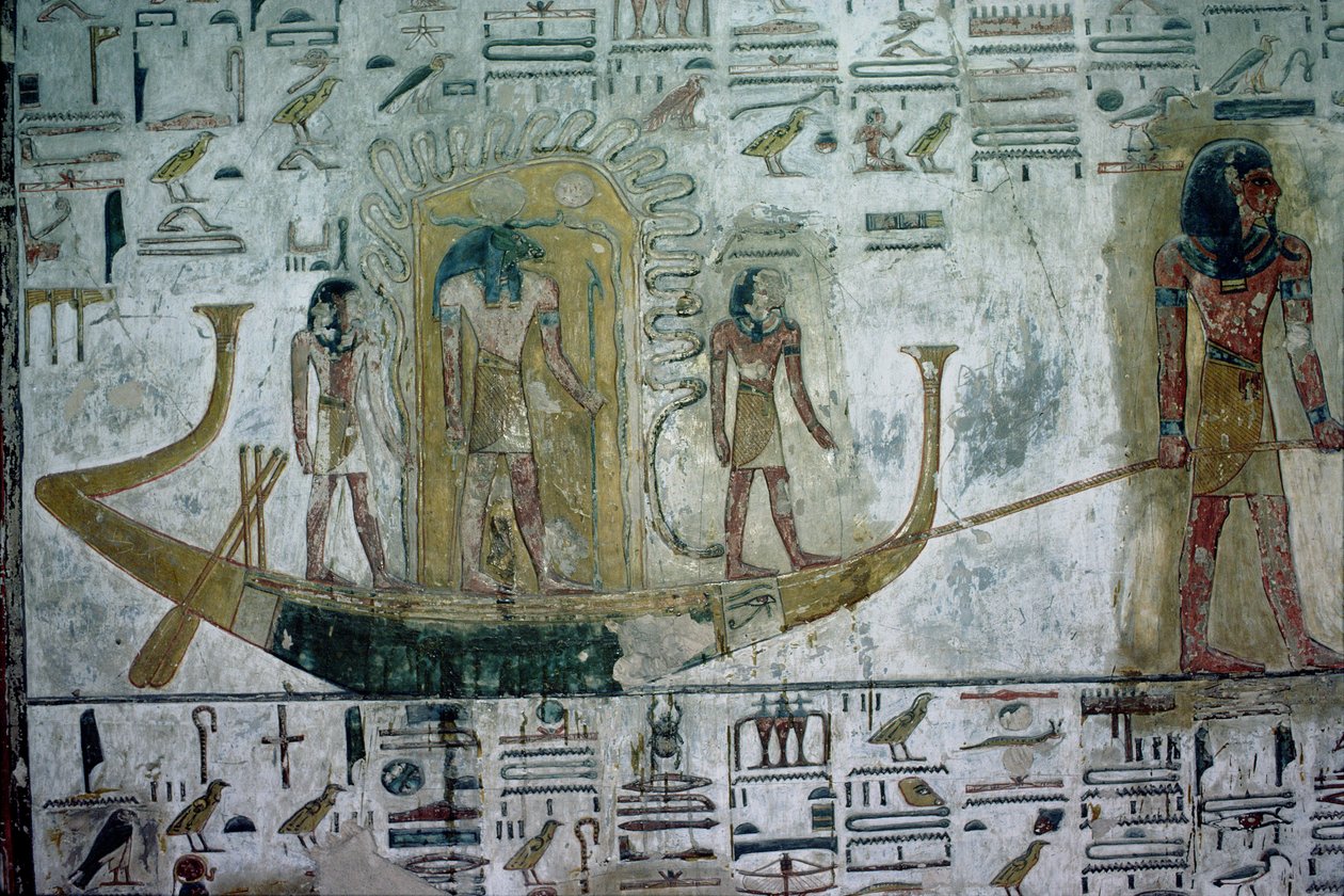 Auringonjumala Ra yöveneessä, suojattu käärmekäämillä, hinattaessa vesillä maan alla, Uusi kuningaskunta, n. 1318 eKr. (monivärinen kohokuvio) tekijältä Egyptian 19th Dynasty
