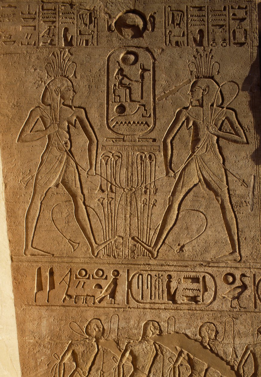 Ylä- ja Ala-Egyptin välinen liitto ja faraon kartussi, valtaistuimien pohjan kohokuvio, Ramses II:n temppeli, Abu Simbel, Egypti, Uusi kuningaskunta, dynastia XIX tekijältä Egyptian 19th Dynasty
