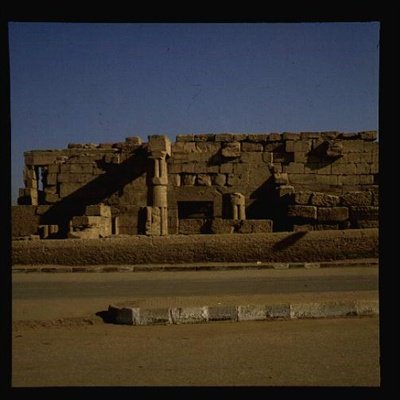 Näkymä seinälle, jossa on pylväitä, Uusi kuningaskunta tekijältä Egyptian 19th Dynasty