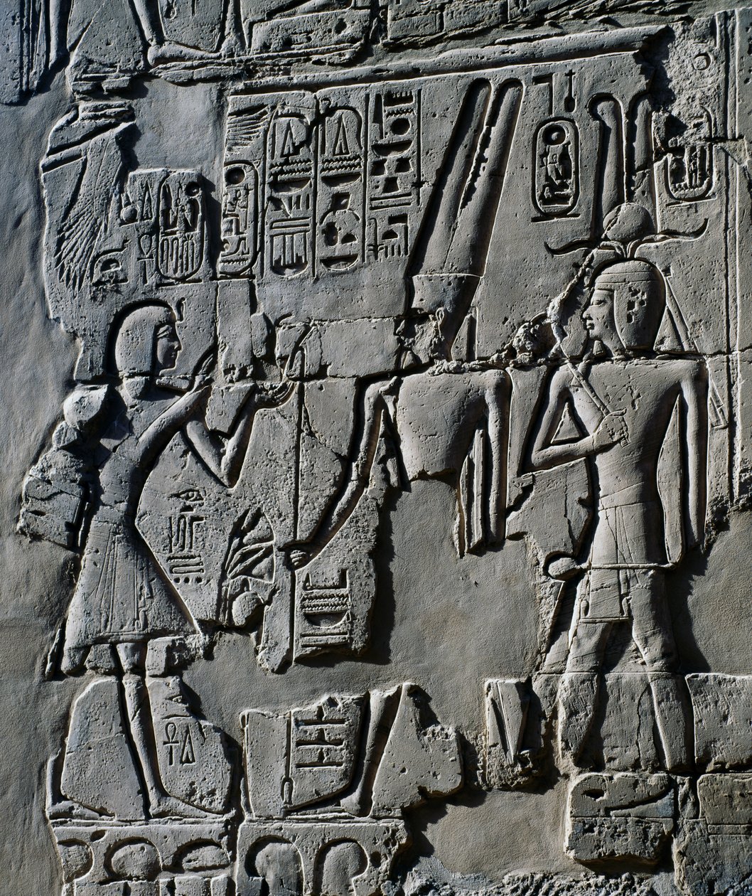Nuori Ramesses II jumala Amunin edessä, yksityiskohta kohtauksista, jotka esittävät uhrauksia jumalille, reliefi, Suuren hypostyylisalin sisäseinät, Karnakin temppelikompleksi (Unescon maailmanperintöluettelo). tekijältä Egyptian 19th Dynasty