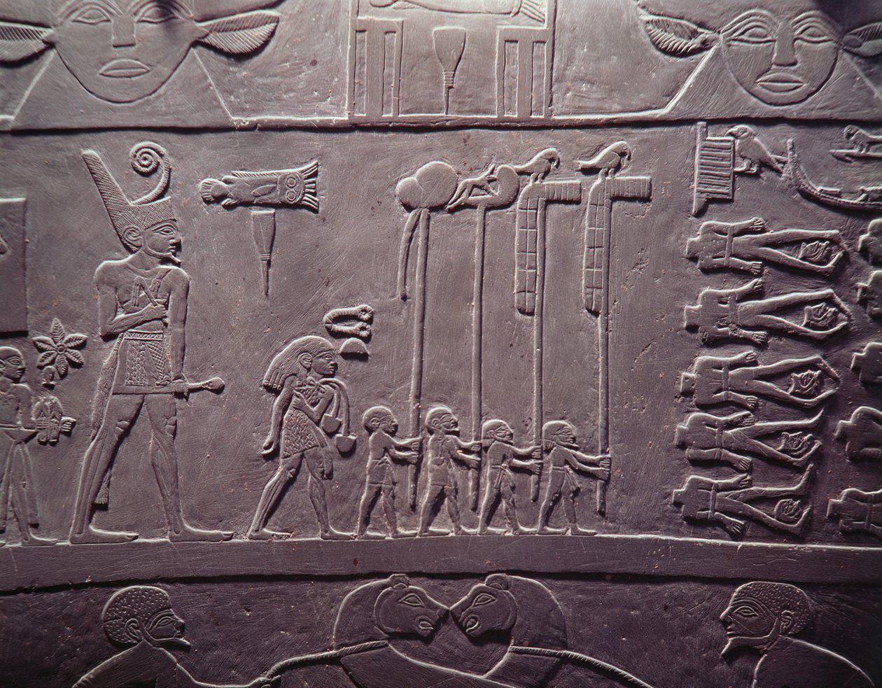 Narmer-paletti: seremoniallinen paletti, joka kuvaa kuningas Narmeria, joka pukeutuu Ala-Egyptin punaiseen kruunuun, tarkastamassa sidottuja ja meistettyjä vankeja, löydetty Hierakonpolisista, varhaisdynastian ajalta, noin 3000 eaa. tekijältä Egyptian 1st Dynasty