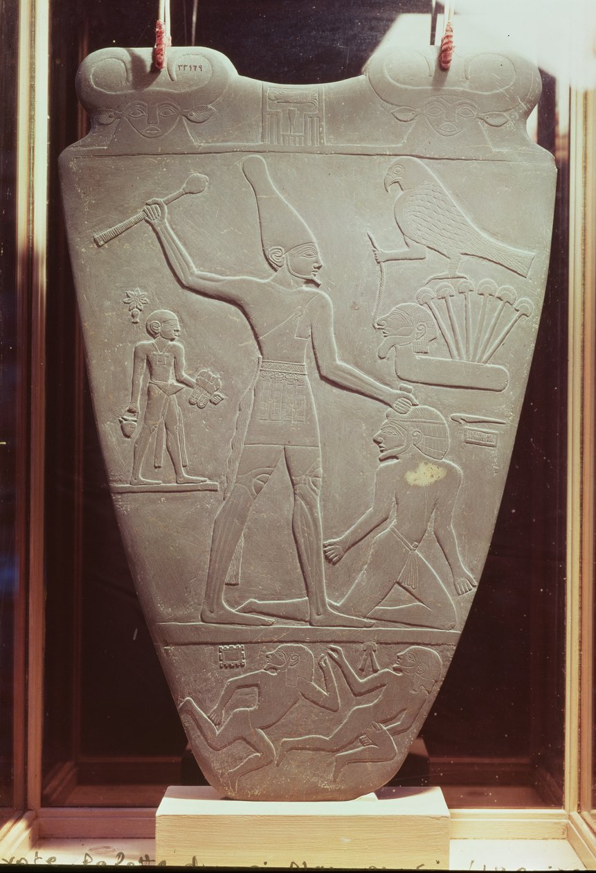 Narmer-paletti: seremoniallinen paletti, joka kuvaa kuningas Narmeria, yllään Ylä-Egyptin valkoista kruunua, lyömässä vankia, löydetty Hierakonpolisista, varhaisdynastian ajalta, noin 3000 eKr. (liuske) (lisätietoja tekijältä Egyptian 1st Dynasty