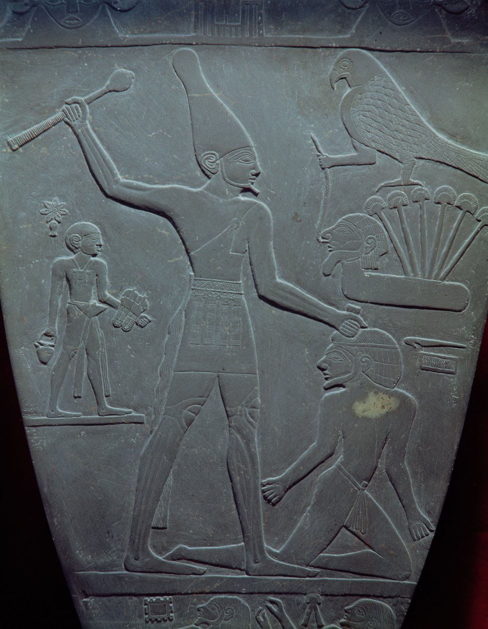 Narmer-paletti: seremoniallinen paletti, joka kuvaa kuningas Narmeria Ylä-Egyptin valkoisessa kruunussa, lyömässä vankia, löydetty Hierakonpolisista, varhaisdynastian ajalta, noin 3000 eaa. tekijältä Egyptian 1st Dynasty