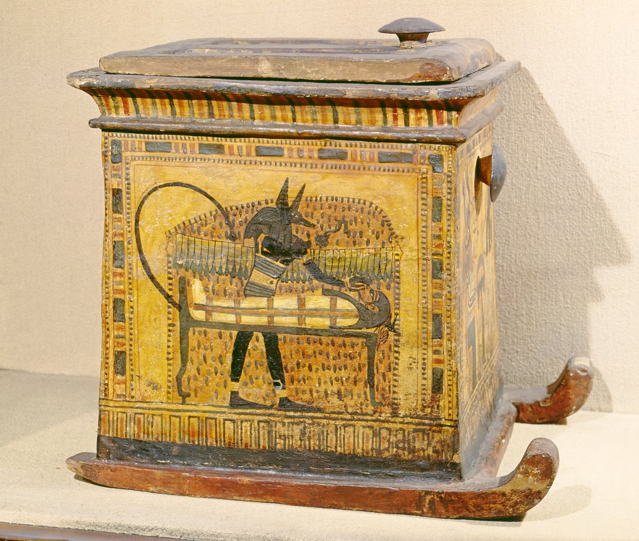 Anubis muumioi kuolleita, Nefertarille omistetusta arkista, Uudesta kuningaskunnasta (puu) tekijältä Egyptian 20th Dynasty