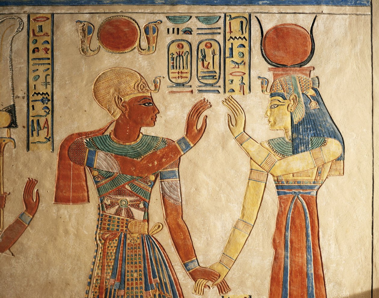 Egypti, Luxor, muinainen Thebes, Queensin laakso, Amonherkhopeshafin hauta, maalattu reliefi, joka kuvaa farao Ramses III:ta Isisin edessä tekijältä Egyptian 20th Dynasty