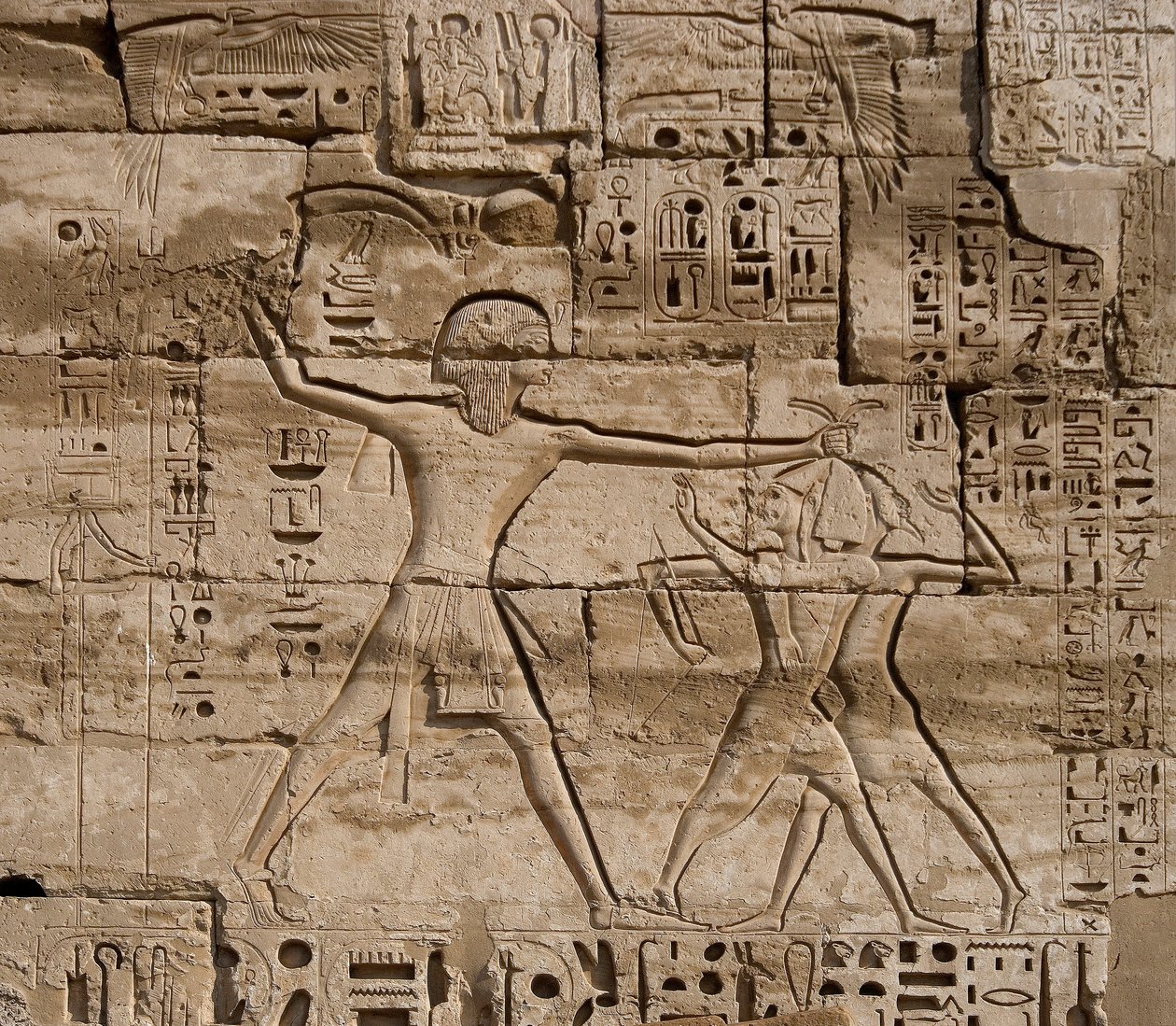 Egyptin antiikin: yksityiskohta reliefeistä juhlii faraon voittoja meren kansoista. Ramses III:n hautaustemppeli (1187-1156 eKr.). Luxor, Medinet Habu, Egypti tekijältä Egyptian 20th Dynasty