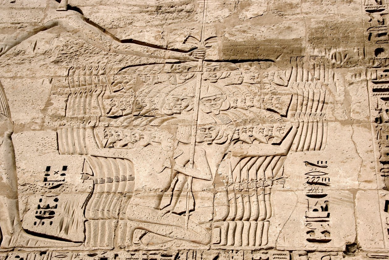 Egyptiläinen antiikki: yksityiskohta ensimmäisen pylonin reliefeistä, jotka edustavat Ramses III:n vihollisten merikansoihin kuuluvien taistelijoiden vangitsemista. Ramses III:n hautaustemppeli (1187-1156 eKr.). Luxor, Medinet Habou, Egypti tekijältä Egyptian 20th Dynasty