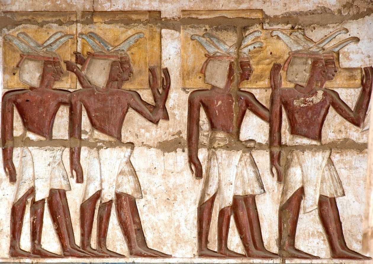 Egyptiläinen antiikki: ensimmäinen hovi, yksityiskohta maalatuista reliefeistä, jotka edustavat ryhmää nubialaisia, jotka tuovat uhreja faaraolle. Ramses III:n hautaustemppeli (1187-1156 eKr.). Luxor, Medinet Habou, Egypti tekijältä Egyptian 20th Dynasty