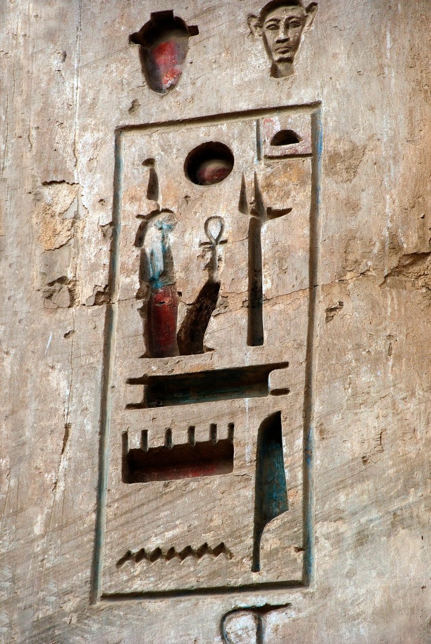 Egyptiläinen antiikki: ensimmäinen piha, yksityiskohta, joka edustaa patruunaa. Ramses III:n hautaustemppeli (1187-1156 eKr.). Luxor, Medinet Habou, Egypti tekijältä Egyptian 20th Dynasty
