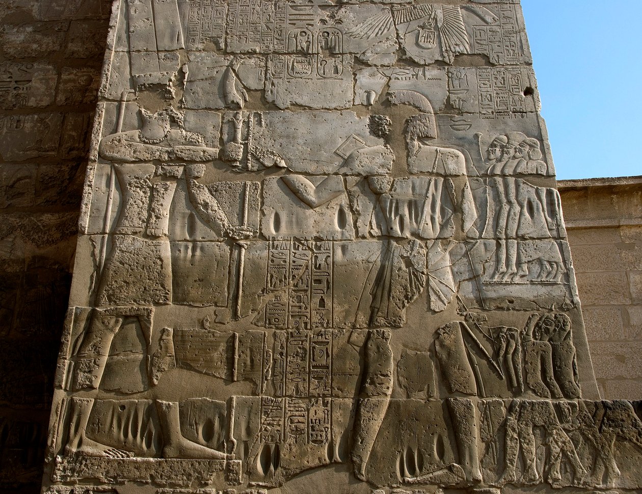 Egyptiläinen antiikin aika: Ramses III:n (1187-1156 eKr.) hautaustemppeli. Matala kohokuvio, joka edustaa faaraota, joka saa valtamerkin Amunin käsistä. Luxor, Medinet Habu, Egypti tekijältä Egyptian 20th Dynasty