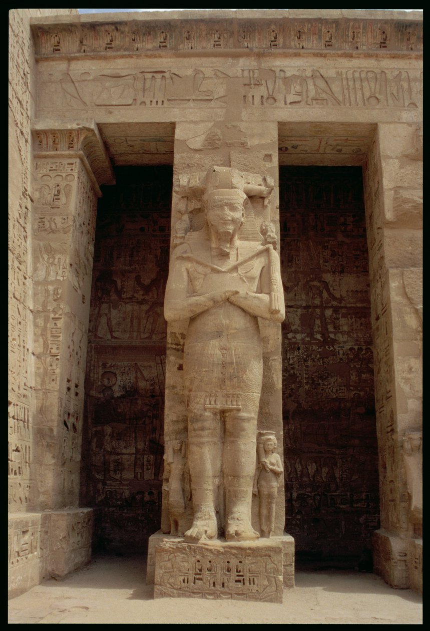 Yksi Ramses III:n (n. 1184-1153 eKr.) seisovista hahmoista Osiriksena, Ramses III:n ruumistemppelin ensimmäisen hovin tai ilmestyshallin itäpuolella, Uusi kuningaskunta, noin 1185-1110 tekijältä Egyptian 20th Dynasty
