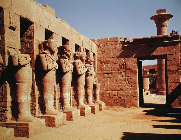 Osiridin pilarit Ramses III:n temppelissä (n. 1184-1153 eKr.) Uusi kuningaskunta tekijältä Egyptian 20th Dynasty