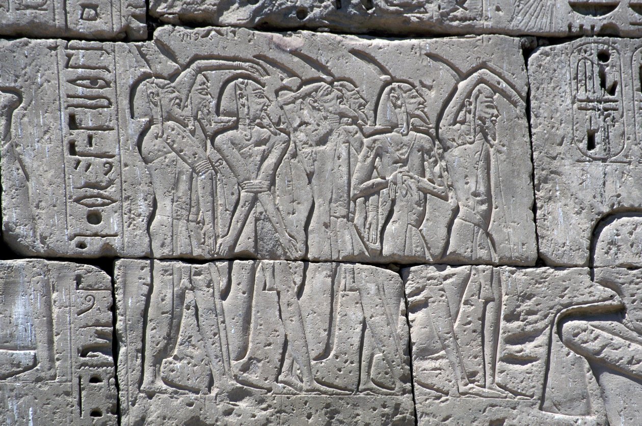 Reliefi, joka kuvaa pohjoisia vankeja Ramses III:n taistelussa, Medinetin suuri temppeli tekijältä Egyptian 20th Dynasty