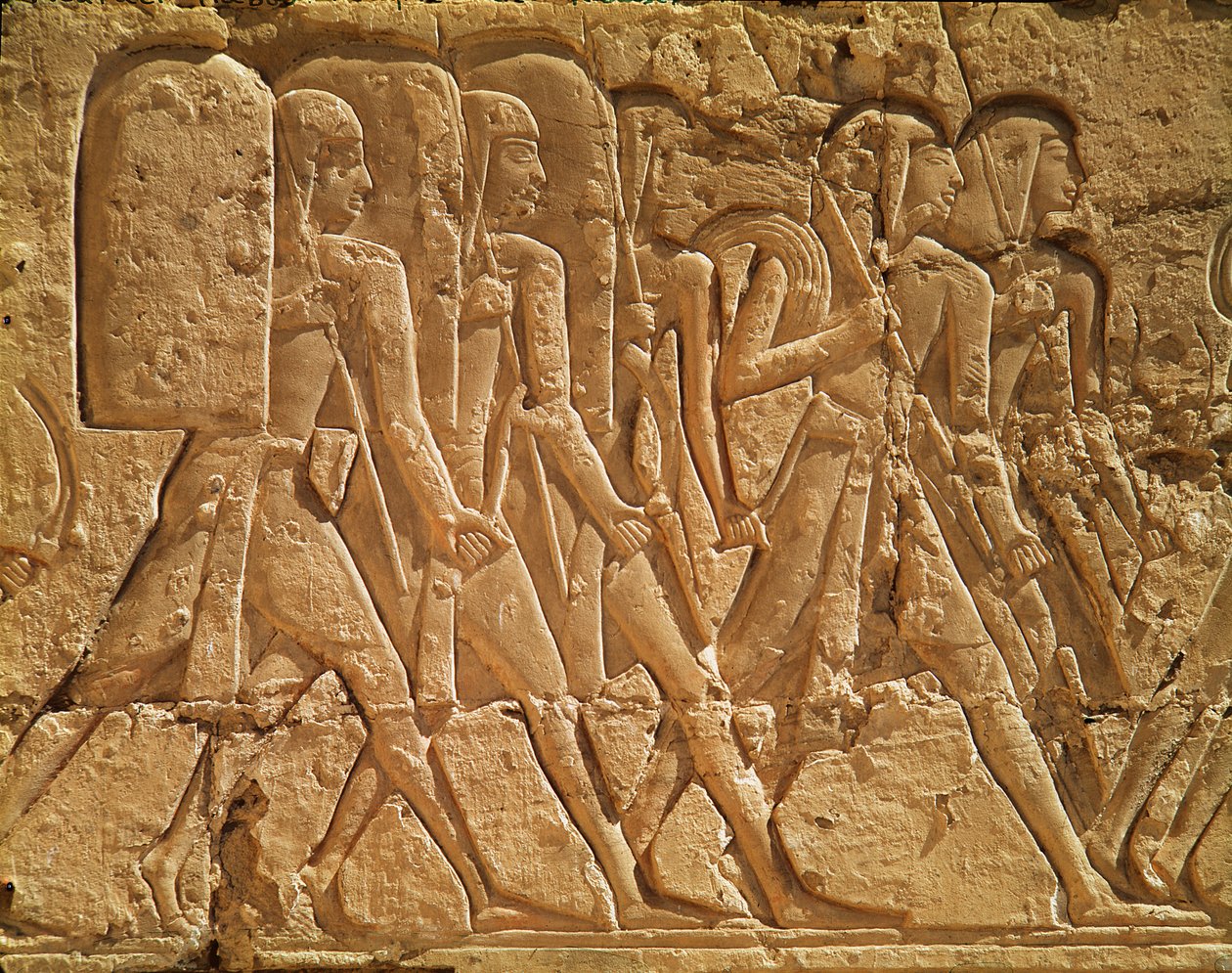 Uuden kuningaskunnan Ramses III:n ruumistemppelin (n. 1184–1153 eKr.) kohokuvio, joka kuvaa köyttä ja aseita kantavia palvelijoita tekijältä Egyptian 20th Dynasty