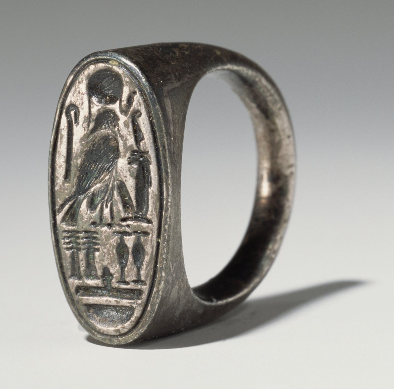 Ramses IV:lle (1153-1147 eKr.) Uusi kuningaskunta kuuluva sormus (hopea) tekijältä Egyptian 20th Dynasty
