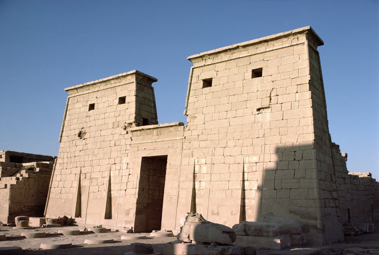Khonsun temppelin eteläjulkisivu ja pylväs, Uusi kuningaskunta, noin 1100 eaa tekijältä Egyptian 20th Dynasty
