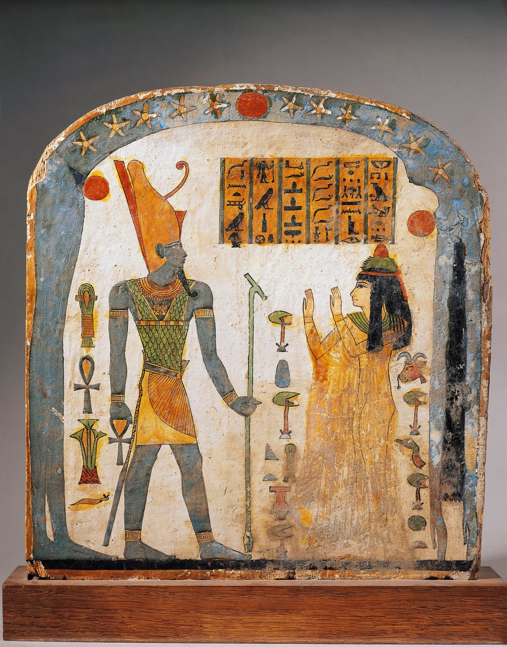 Lady Taperetin maalattu puinen stele, joka kuvaa Taperetia rukoilemassa jumala Atonia jumalatar Nutin edustaman taivaan kanssa tekijältä Egyptian 22nd Dynasty