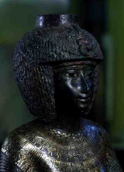 Jumalallisen palvonnantarin Karomaman patsas, kolmas välikausi (pronssi kullalla, hopealla ja sähköllä) (yksityiskohta numerosta 127647) tekijältä Egyptian 22nd Dynasty