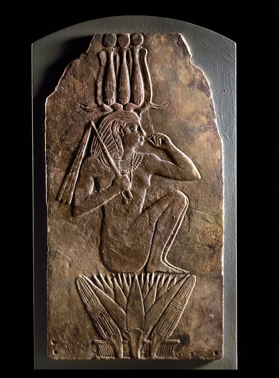 Iuput II:ta lapsijumalana esittävä laatta, joka nousee lootuksen kukasta (fayanssi). tekijältä Egyptian 23rd Dynasty