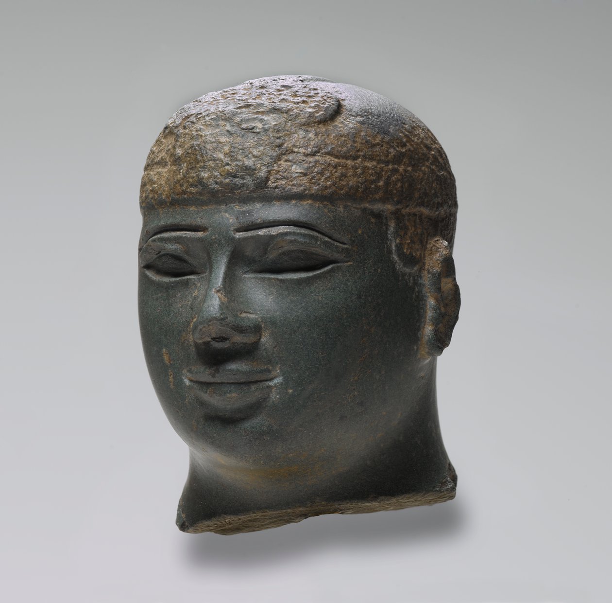 Kushilaisen hallitsijan pää, n. 716-02 eKr. (vihreä liuske) tekijältä Egyptian 25th Dynasty