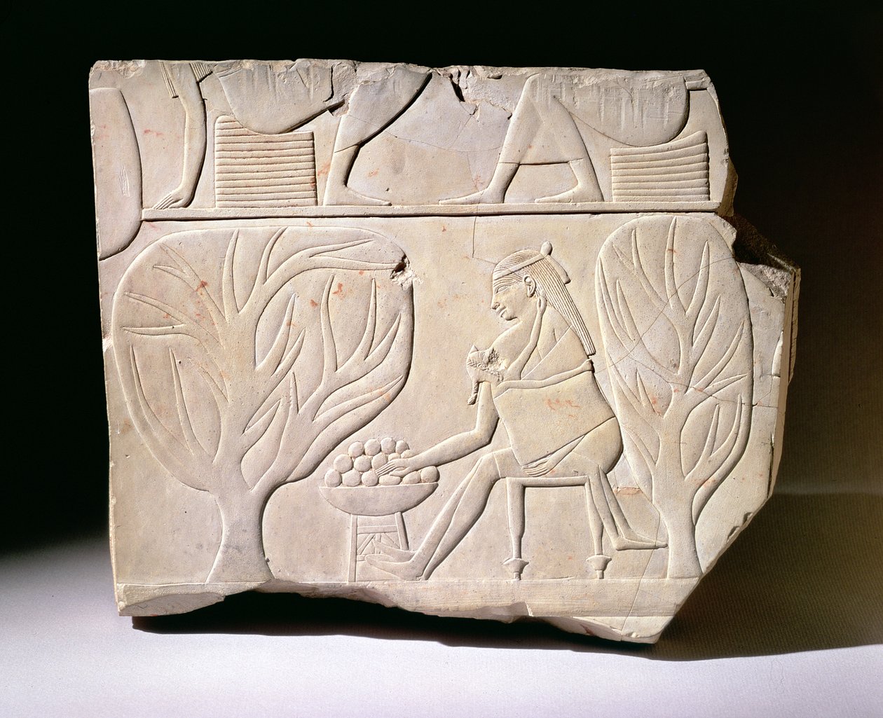 Reliefi naisesta, jolla on lapsi, joka kurkottaa sykomoriviikunaa, Montuemhatin haudalta, Länsi-Thebes, myöhäinen aika tekijältä Egyptian 25th Dynasty