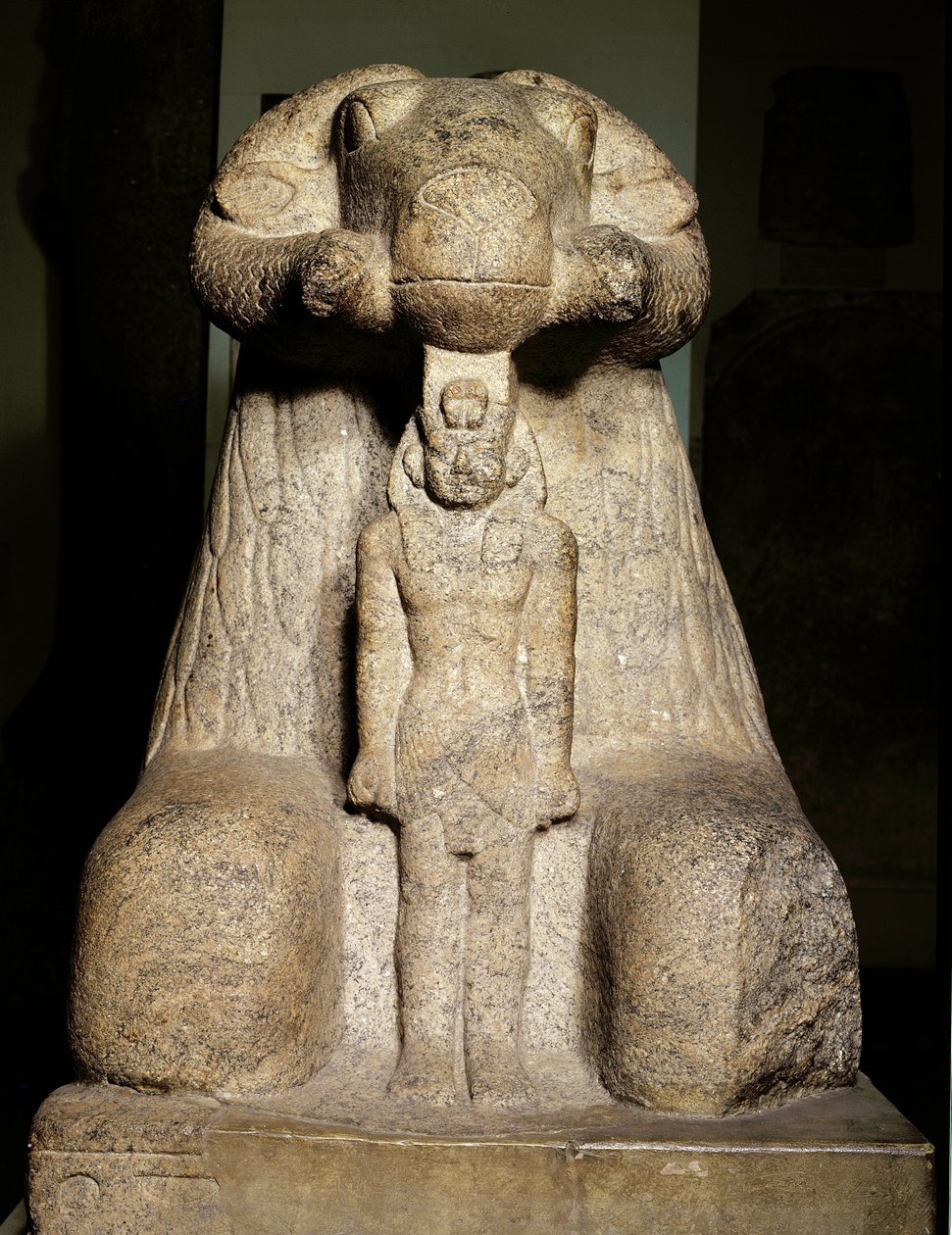Amunin patsas pässin muodossa suojelemassa kuningas Taharqaa, 690-664 eKr. (graniitti) tekijältä Egyptian 25th Dynasty