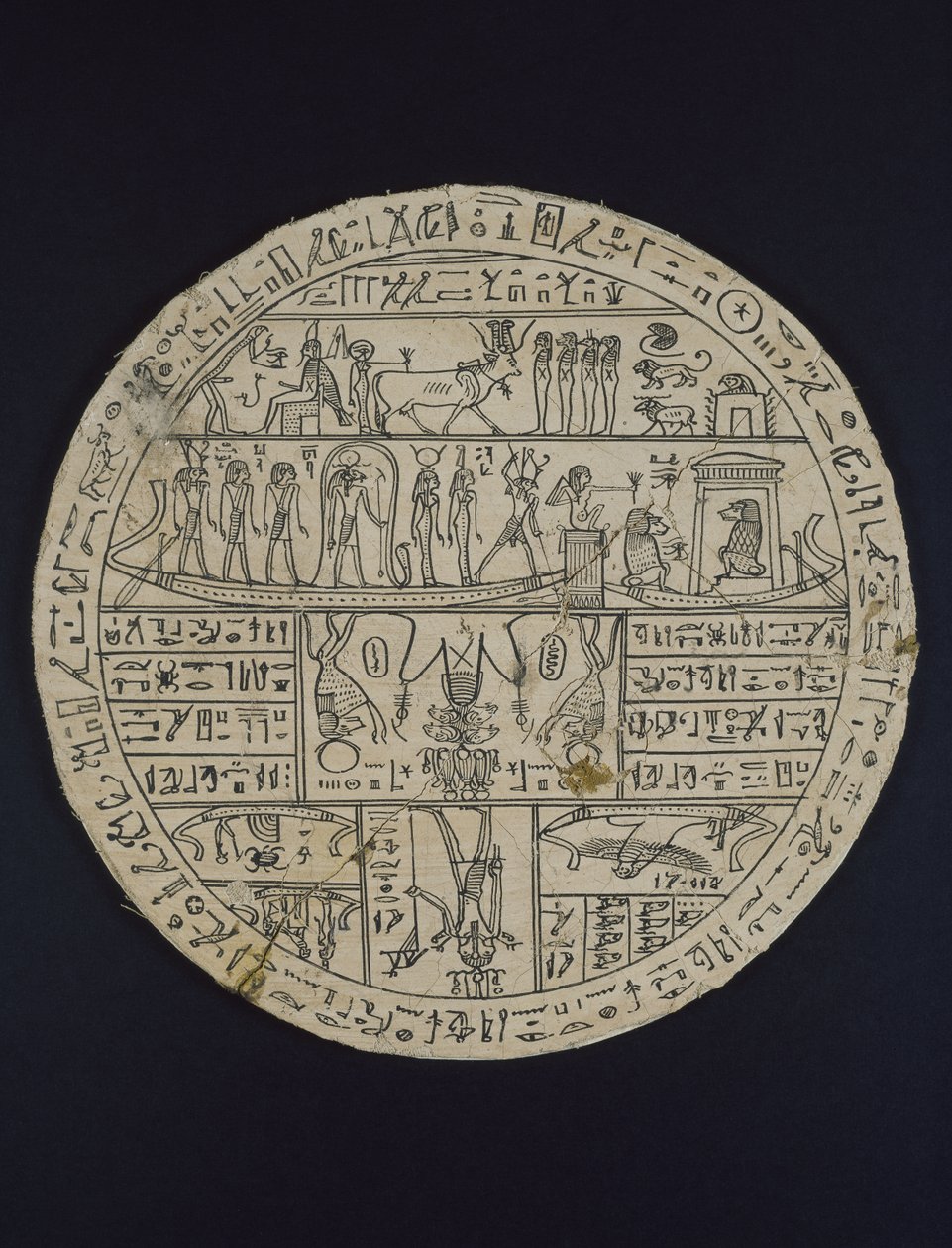 Amuleettinen kiekko (hypocephalus) tehty Tasheritenkhonsulle, n. 664-525 eKr. (pellava ja kipsi) tekijältä Egyptian 26th Dynasty