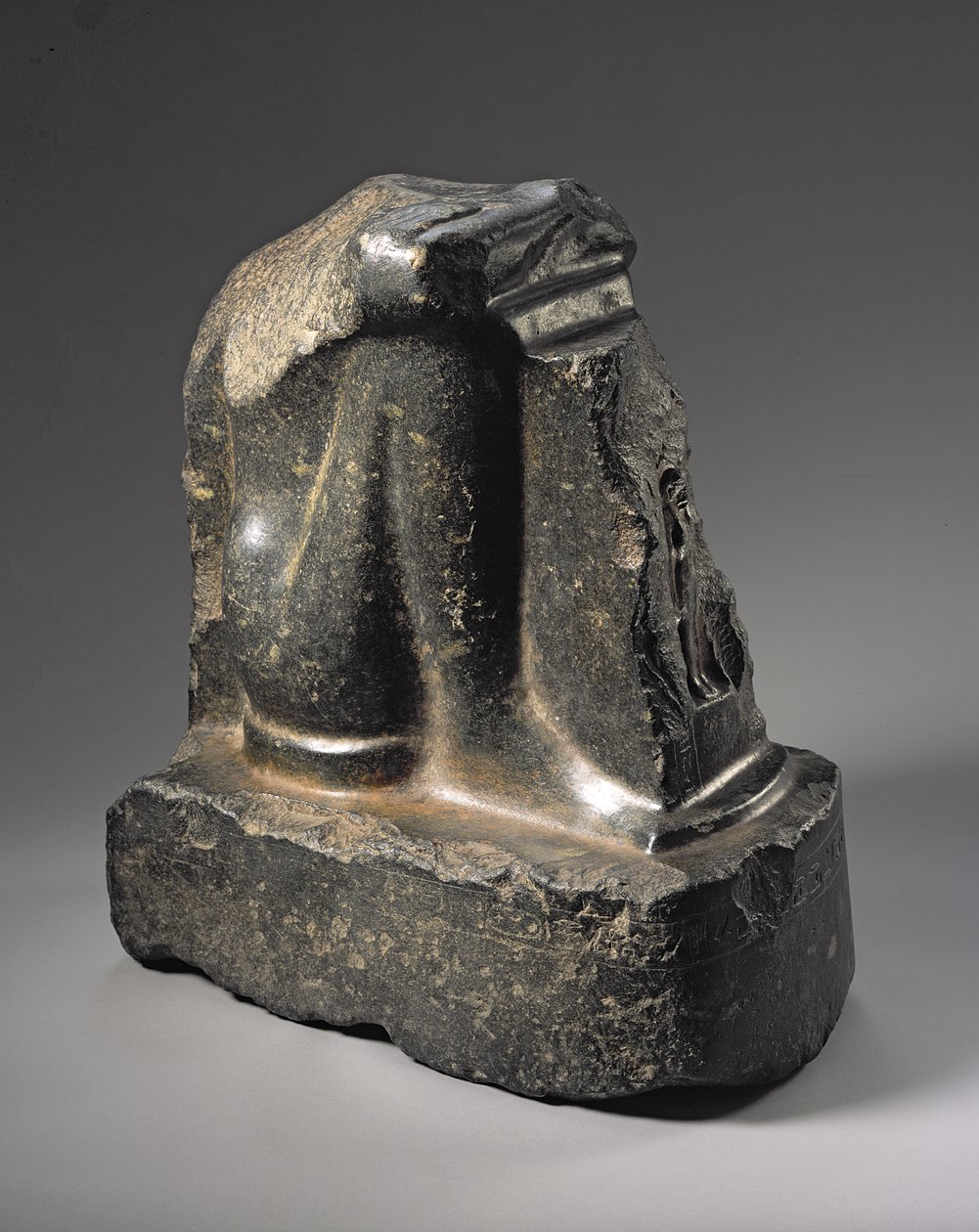 Fragmentti naoforisesta patsaasta, myöhäisdynastinen aika (basaltti) tekijältä Egyptian 26th Dynasty