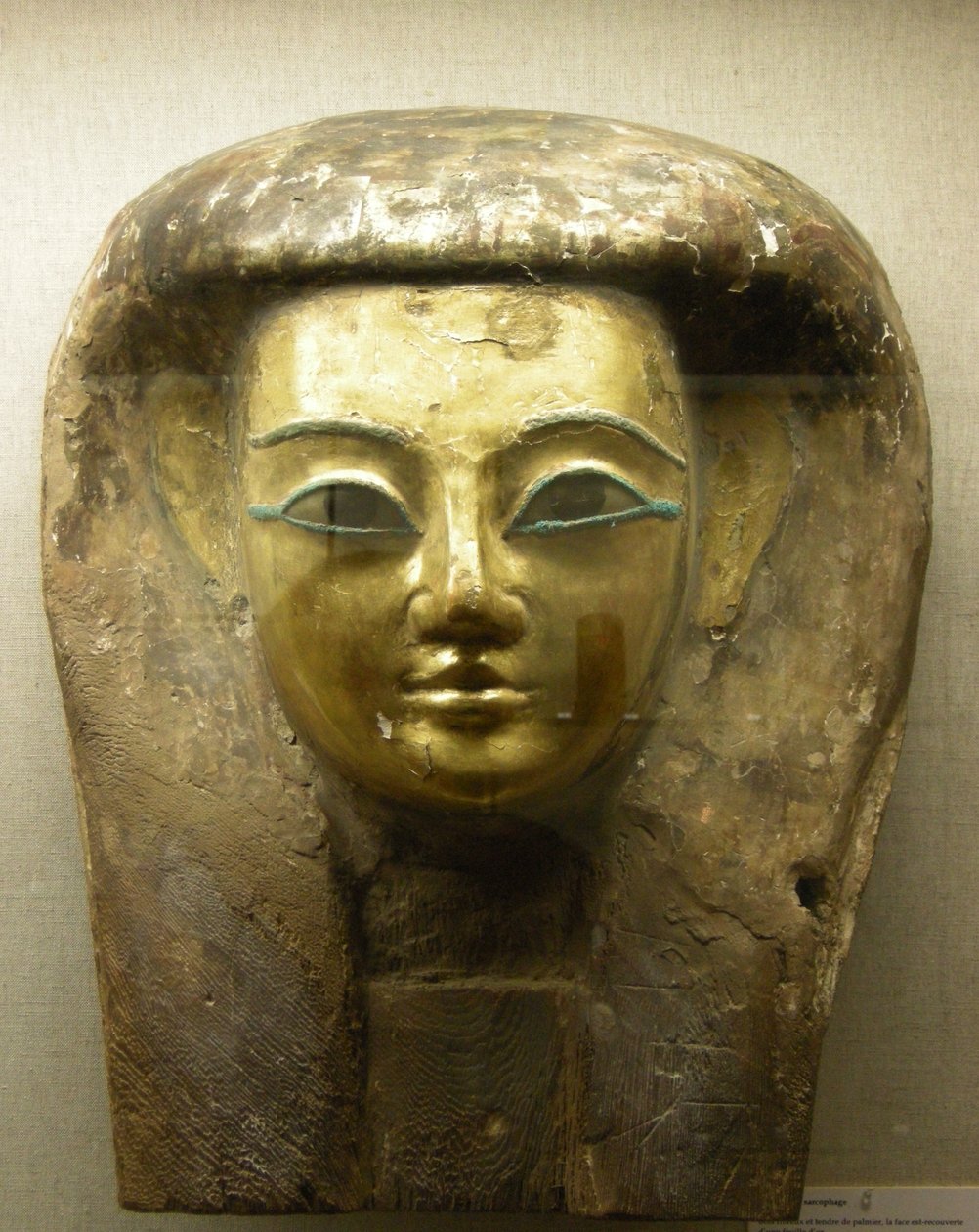 Sarkofagin pää, Sait-kausi (palmupuuta ja lehtikultaa). tekijältä Egyptian 26th Dynasty