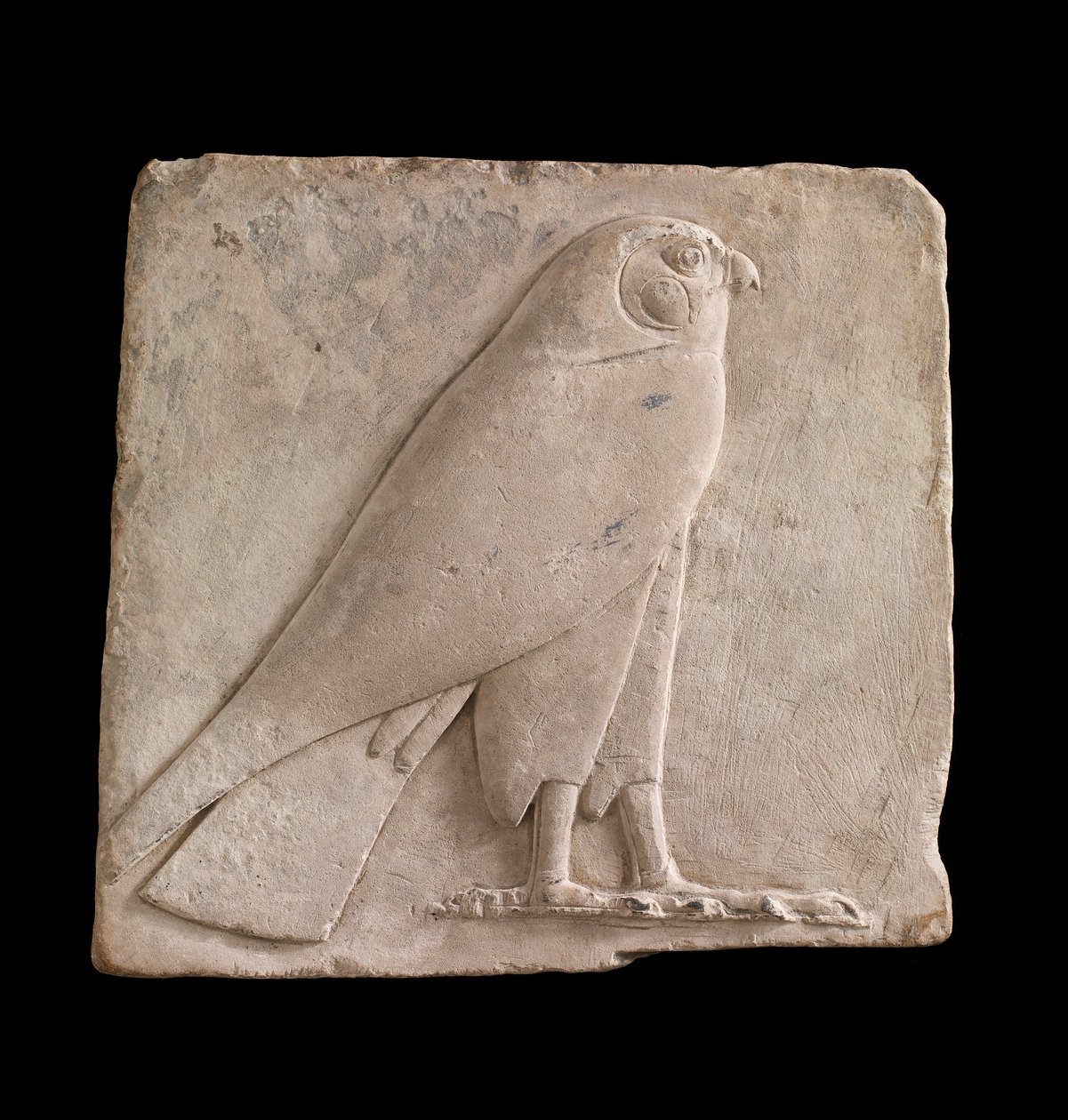 Muistolaatta, joka kuvaa haukkaa, luultavasti jumala Horus, 26. dynastia tai saitien aika, 664-525 eKr. tai myöhempi kalkkikive tekijältä Egyptian 26th Dynasty
