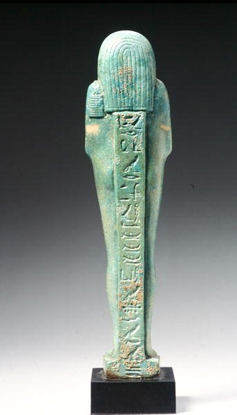 Takakuva ushabti-hahmosta Nakht-Hor-em-heb-mes-em-kheredenissä, myöhäisdynastian aikakaudella, noin 600 eKr. (fajansi) (katso edestä 241439) tekijältä Egyptian 26th Dynasty