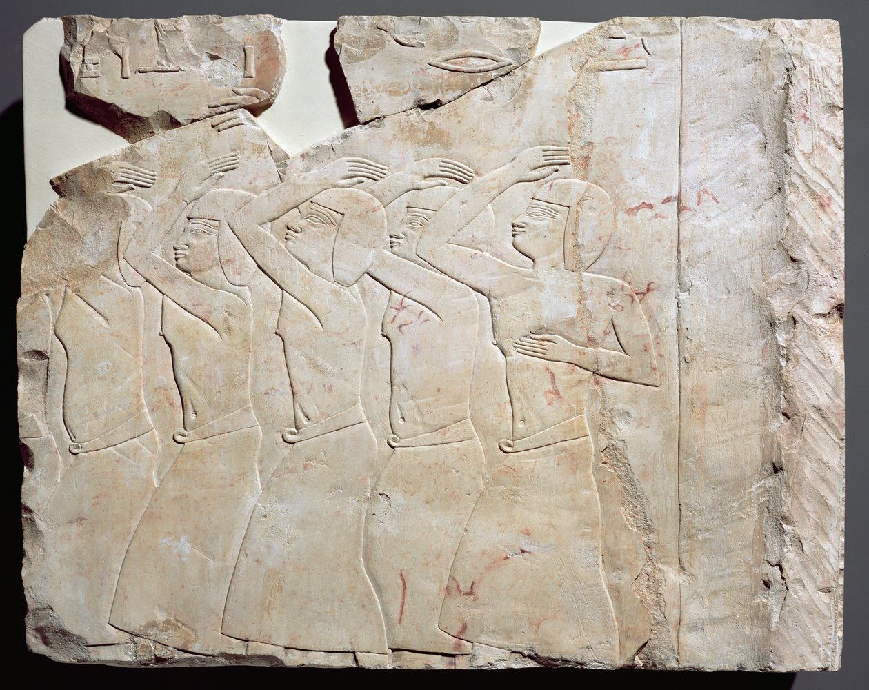 Reliefi Nes-Peka-Shutyn haudasta, Deir El-Bahria, Thebes, yksityiskohta toisen rekisterin oikeasta päästä, Saite-kausi, noin 656-610 eKr. (kalkkikivi) tekijältä Egyptian 26th Dynasty