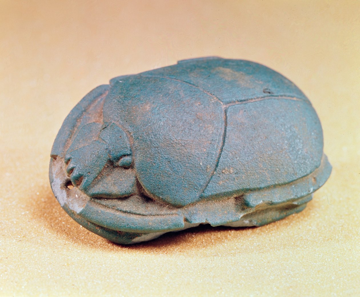 Skarabeus muumion kaulahelmestä, myöhäiskausi, n. 600 eaa. (sininen lasitahna). tekijältä Egyptian 26th Dynasty