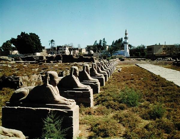 Avenue of Sphinxes, lisäsi Nectanebo I (380-362 eKr.) myöhäinen ajanjakso tekijältä Egyptian 30th Dynasty