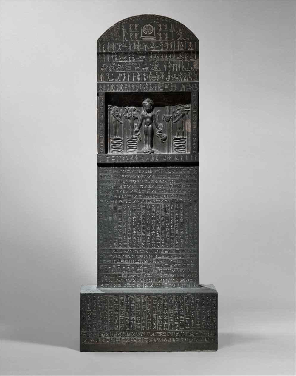 Horuksen Cippus, 360-343 eKr. (metaharmaa murske). tekijältä Egyptian 30th Dynasty
