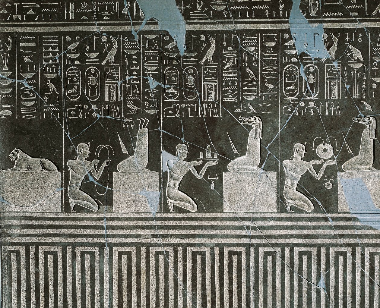 Nectanebo I:n, demonille lahjoja tarjoavan kuninkaan, doleriittirelief Heliopoliksesta Atumin temppelissä tekijältä Egyptian 30th Dynasty