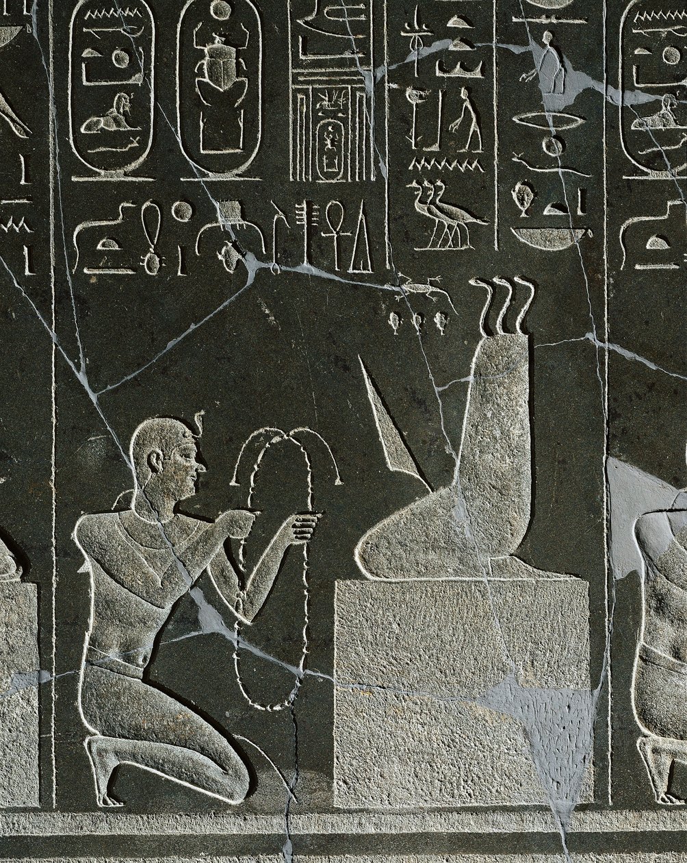 Nectanebo I:n, kuninkaan, joka tarjoaa kaulakorun demonille ja jota edustavat veitsen terä ja kolme käärmettä, Dolerite-reliefity Heliopoliksesta Atumin temppelistä tekijältä Egyptian 30th Dynasty