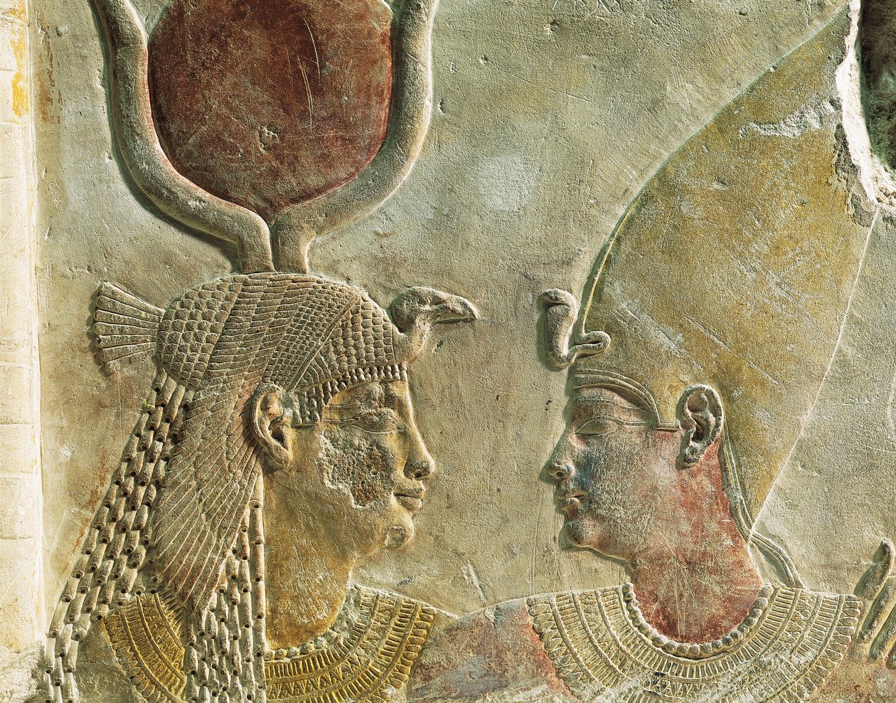 Kuningas Nectanebo II (360-343 eKr.), jonka jumalatar Isis toivotti tervetulleeksi, maalattu kalkkikivirelief, Saqqaran Serapeumista, yksityiskohta tekijältä Egyptian 30th Dynasty