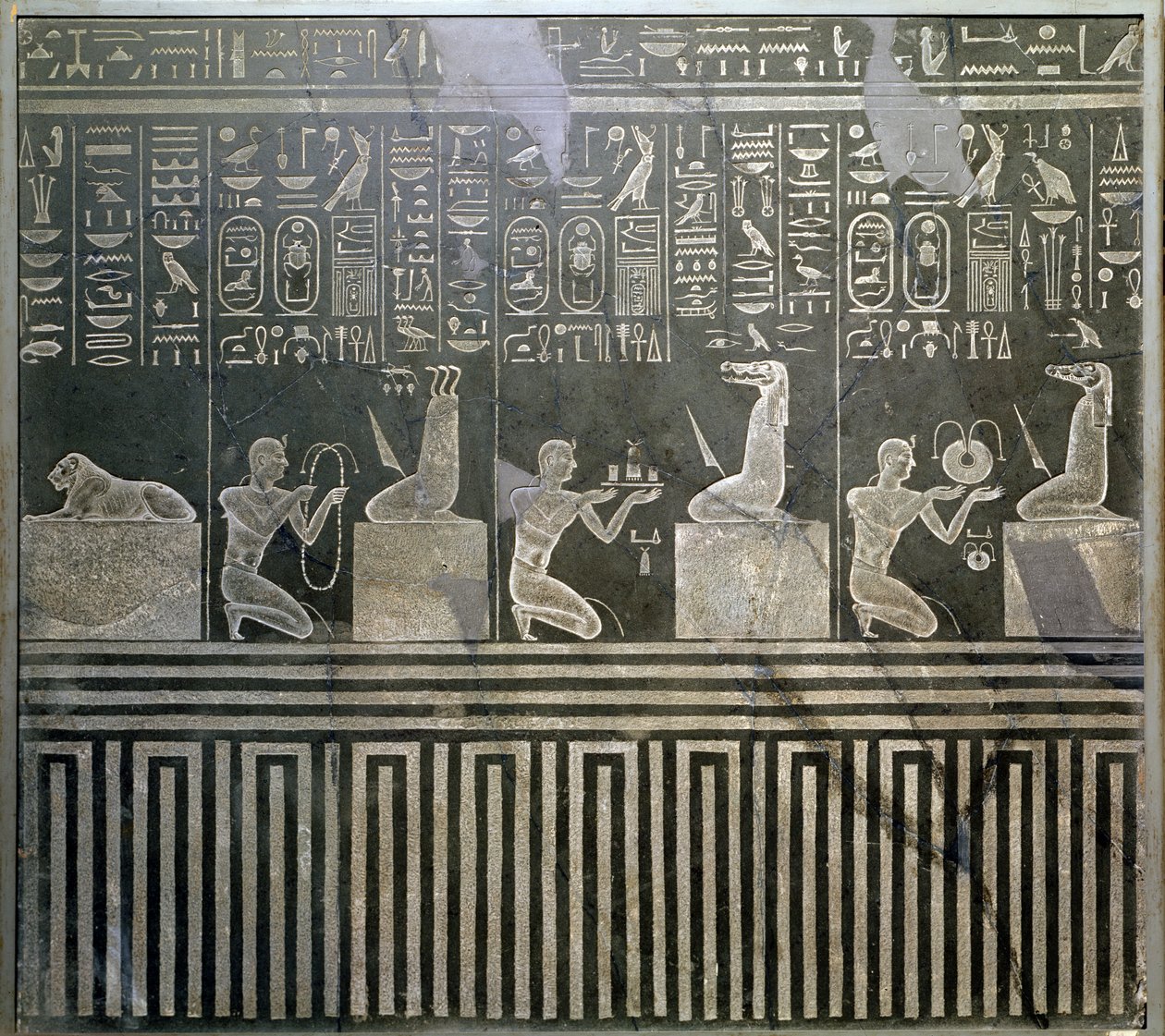 Reliefi, joka kuvaa farao Nectaneboa (380-62 eKr.) uhraamassa jumalille, myöhäinen aika tekijältä Egyptian 30th Dynasty
