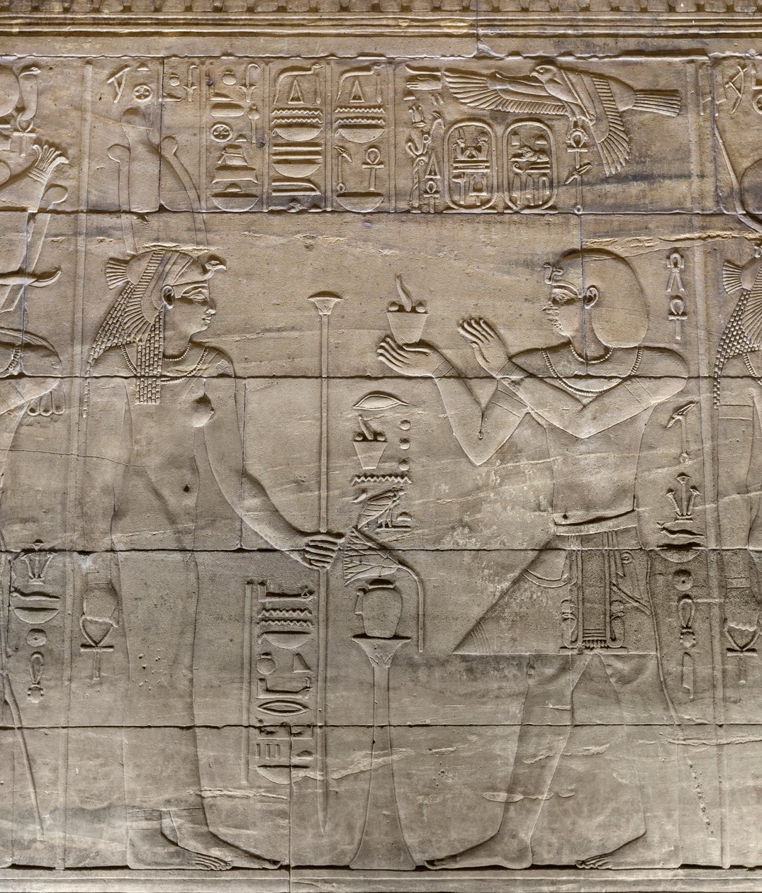 Reliefit sisäisessä pyhäkössä, Philae-temppeli, Aswan, Egypti tekijältä Egyptian 30th Dynasty