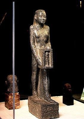 Visiiri Psamerikseneb tarjoaa pyhäkköä härkä Mnevisille, myöhäiskausi, n. 358-341 eKr. (graniitti) tekijältä Egyptian 30th Dynasty