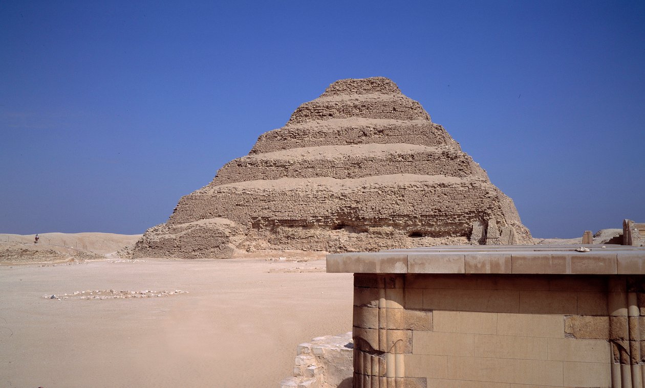 Egyptin antiikin aika: Näkymä Sakkarah-pyramidista. Imhotepin rakentaminen kuningas Djeserille (noin 2700 eKr.) (3. dynastia) Saqqarah, Egypti tekijältä Egyptian 3rd Dynasty